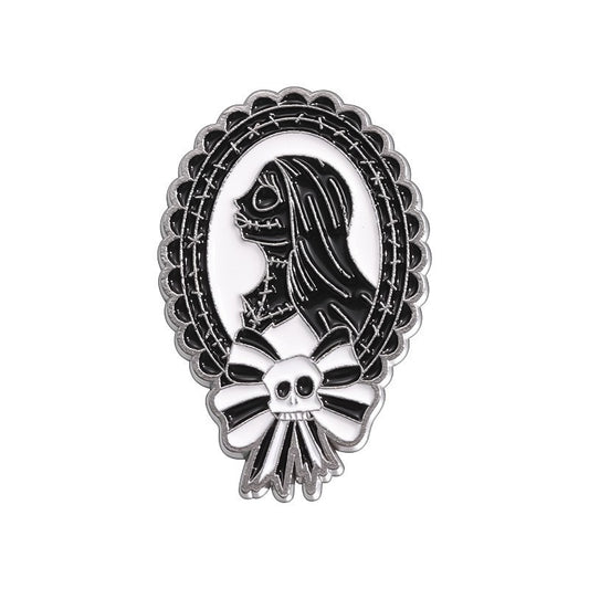 Kleiner, ovaler Emaille-Anstecker BLACK/WHITE SALLY PIN im Nightmare Before Christmas-Design von Moon Attic