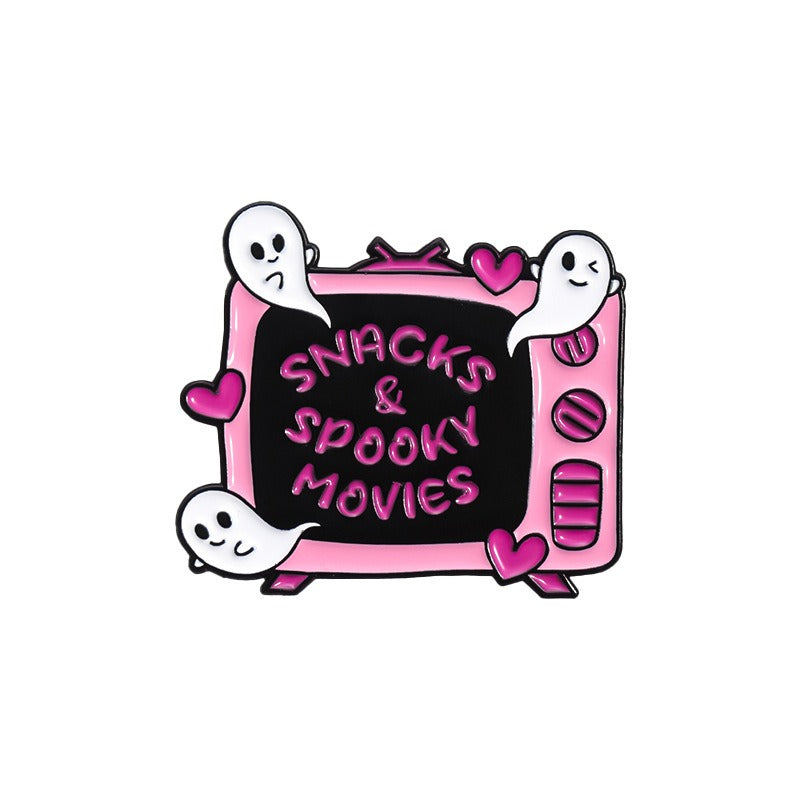 Kleiner, pinker Emaille-Anstecker SNACKS &amp; SPOOKY MOVIES ENAMEL PIN in Form eines Fernsehers mit niedlichen Geistern von Moon Attic