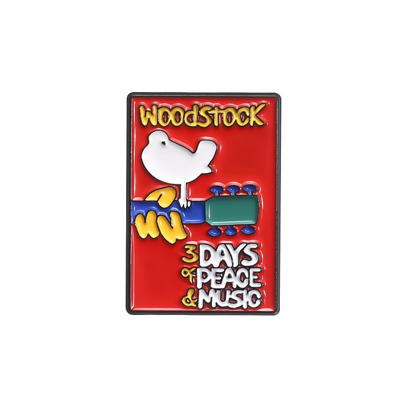 Kleiner, rechteckiger Emaille-Anstecker WOODSTOCK ENAMEL PIN von Moon Attic