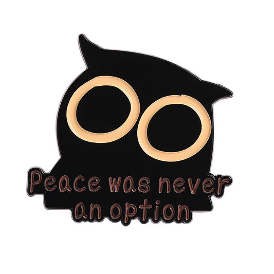 Kleiner Emaille-Anstecker PEACE WAS NEVER AN OPTION ENAMEL PIN in Form einer Katze mit Moon Attic