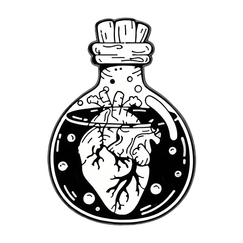 Kleiner Emaille-Anstecker HEART FLASK ENAMEL PIN von Moon Attic