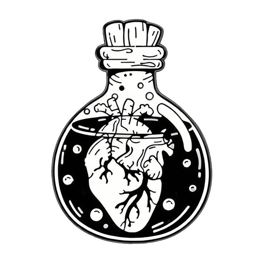 Kleiner Emaille-Anstecker HEART FLASK ENAMEL PIN von Moon Attic