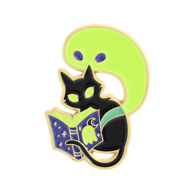 Kleiner Emaille-Anstecker CAT AND GHOST ENAMEL PIN in Form einer lesenden Katze von Moon Attic