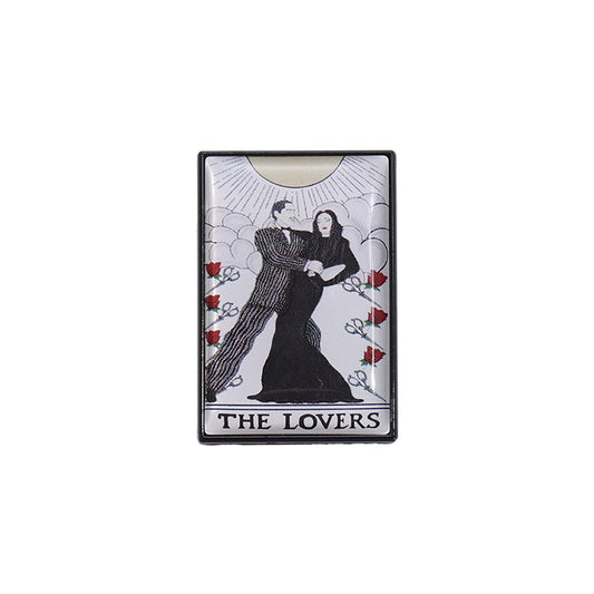 Kleiner, rechteckiger Emaille-Anstecker LOVERS ADDAMS FAMILY ENAMEL PIN mit Morticia und Gomez von Moon Attic