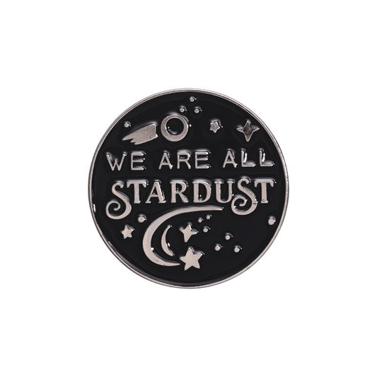 Kleiner runder Emaille-Anstecker STARDUST ENAMEL PIN mit Weltraum Design und 'WE ARE ALL STARDUST' Schriftzug von Moon Attic