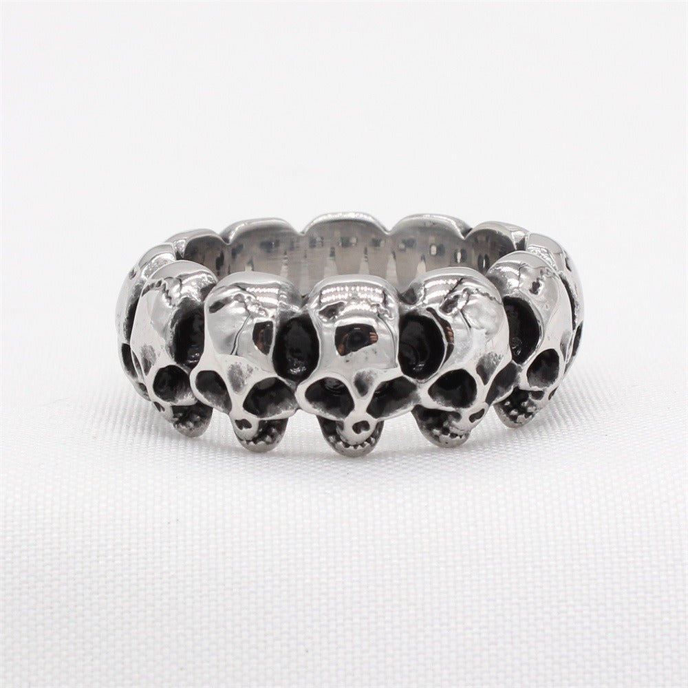 Silberfarbender Totenkopfring Skull Row Ring von Moon Attic