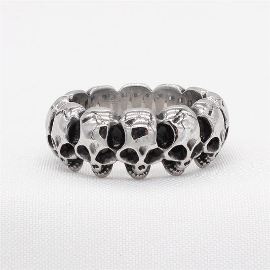 Silberfarbender Totenkopfring Skull Row Ring von Moon Attic