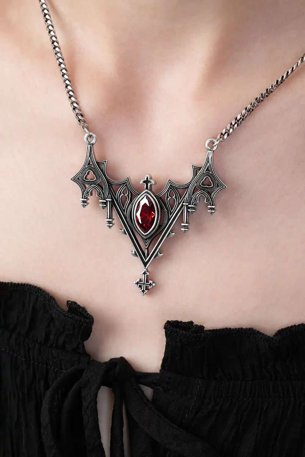 RELIQUE NECKLACE mit Kathedralendesign von Restyle