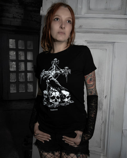 Schwarzes Oberteil Raven Shirt mit Raben-, Kreuz- und Totenkopfprint von Tributica