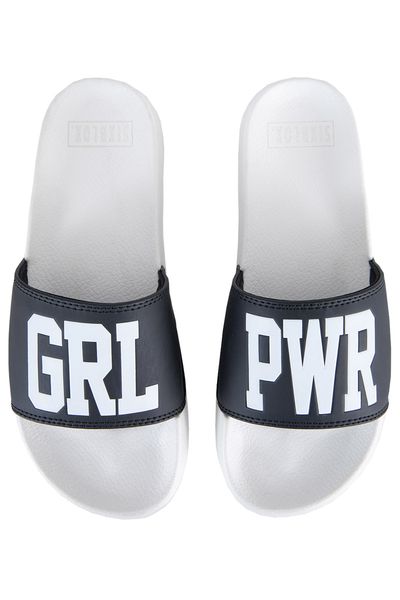 Weiße Badelatschen GRL PWR White mit GRL PWR Schriftzug auf der Oberseite von Sixblox