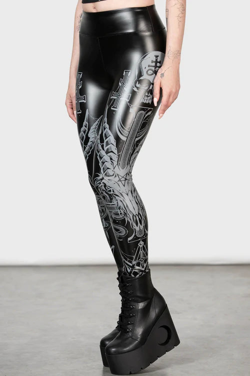 Schwarze Killstar-Leggings mit grauem Print über die gesamte Leggings, unter anderem Ziegenschädel, Schlange, Schädel, okkulte Zeichen