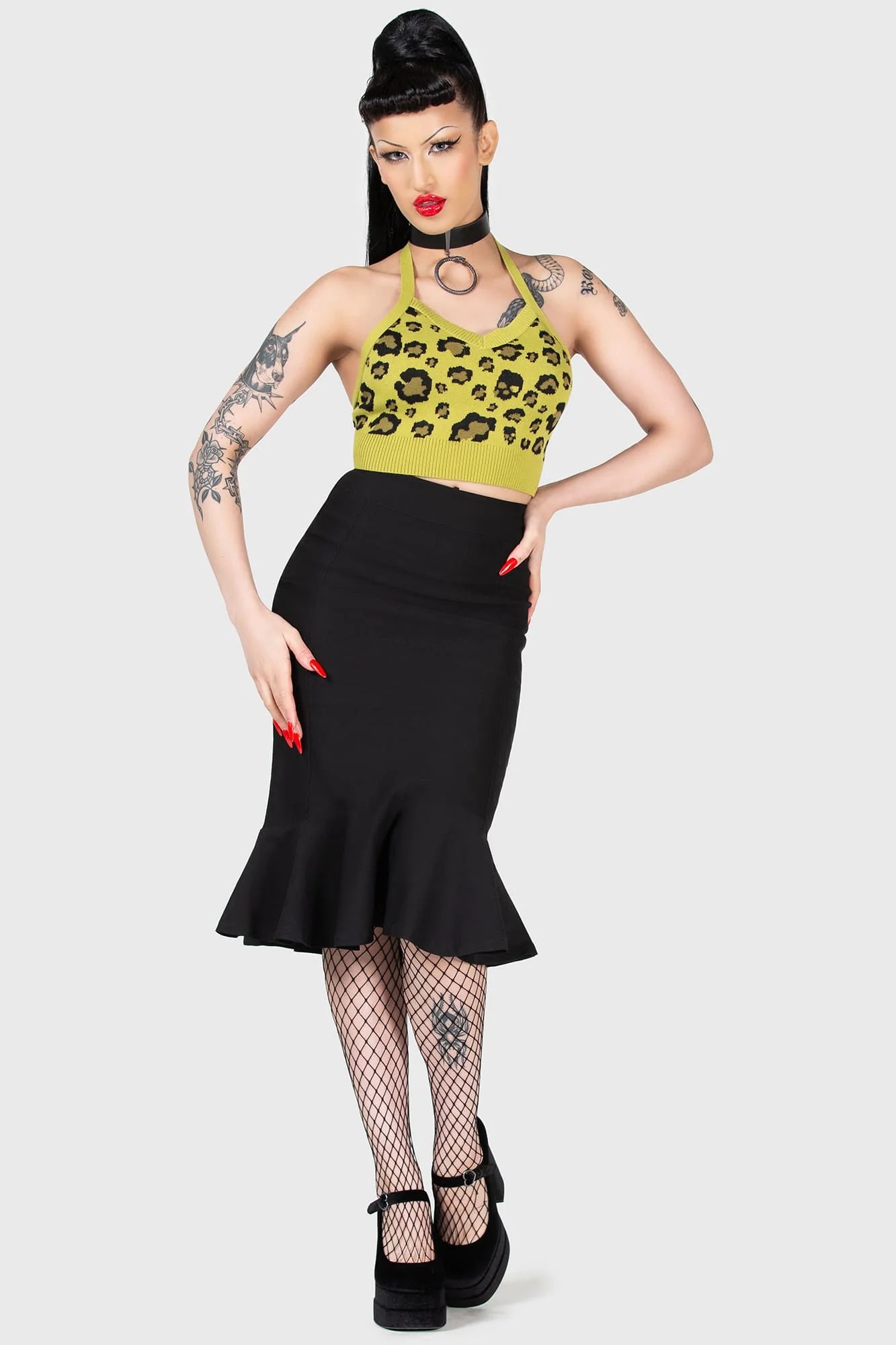 Gelbes, bauchfreies Strick-Top SKULLEO HALTER TOP mit schwarzem Leopardenmuster und integriertem Totenkopfprint von Killstar