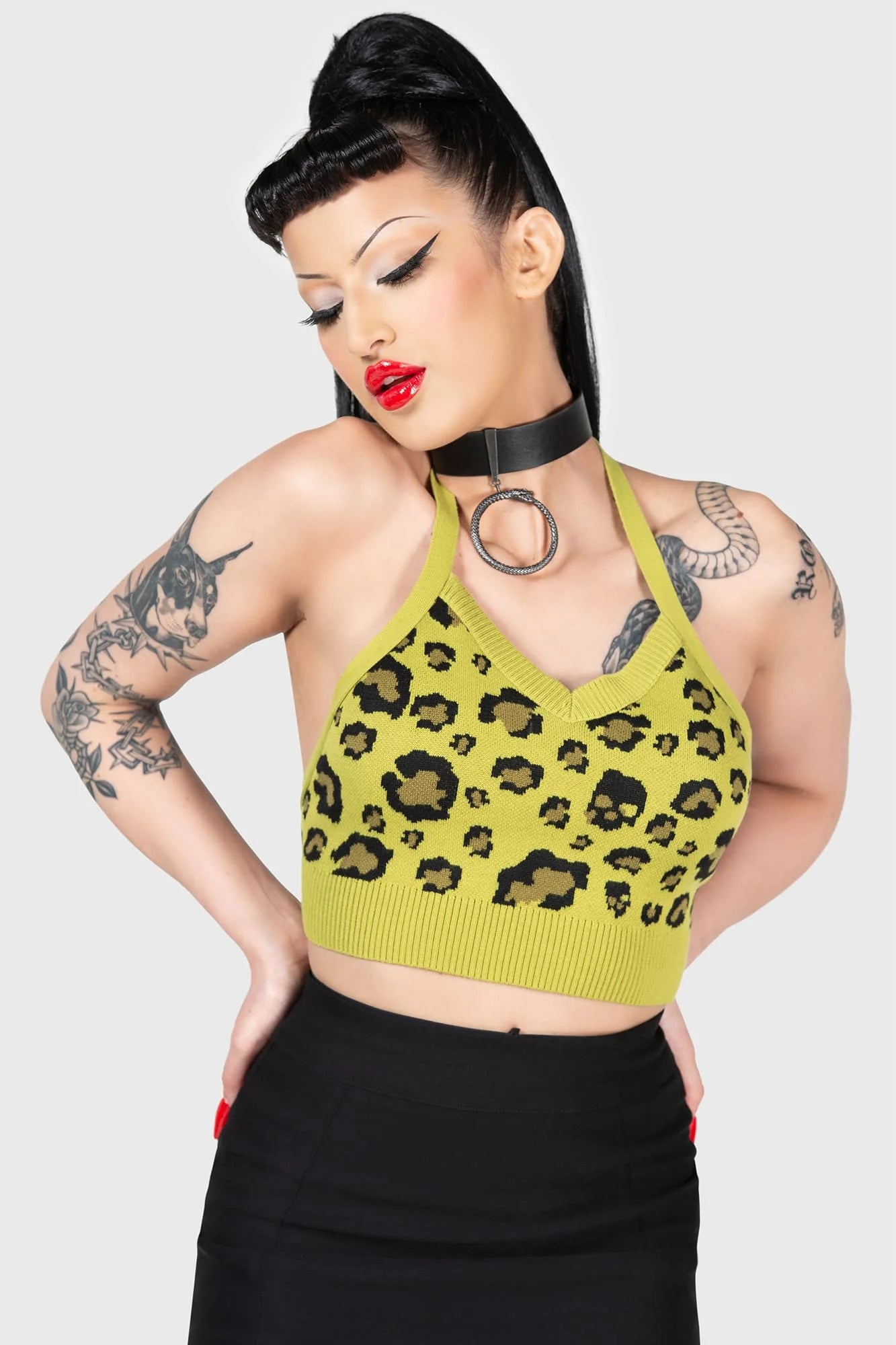 Gelbes, bauchfreies Strick-Top SKULLEO HALTER TOP mit schwarzem Leopardenmuster und integriertem Totenkopfprint von Killstar