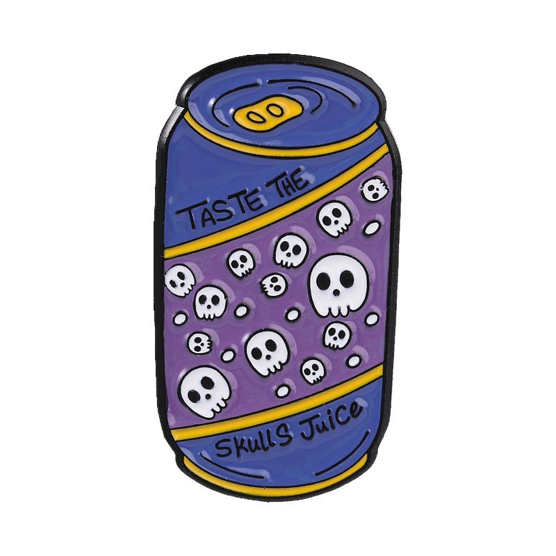 Kleiner Emaille-Anstecker SKULLS JUICE ENAMEL PIN mit Ketränkedosendesign von Moon Attic