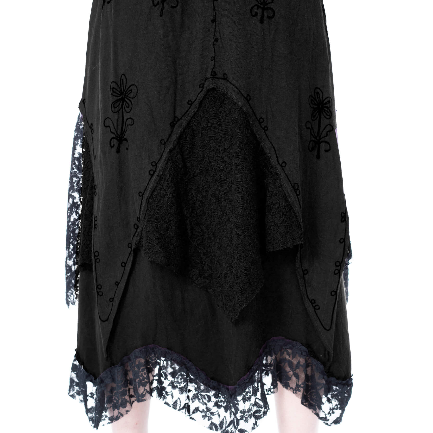 Langer, geschichteter Rock SOLEA SKIRT Black mit Stickelementen und Spitzenstoffeinsätzen von Innocent