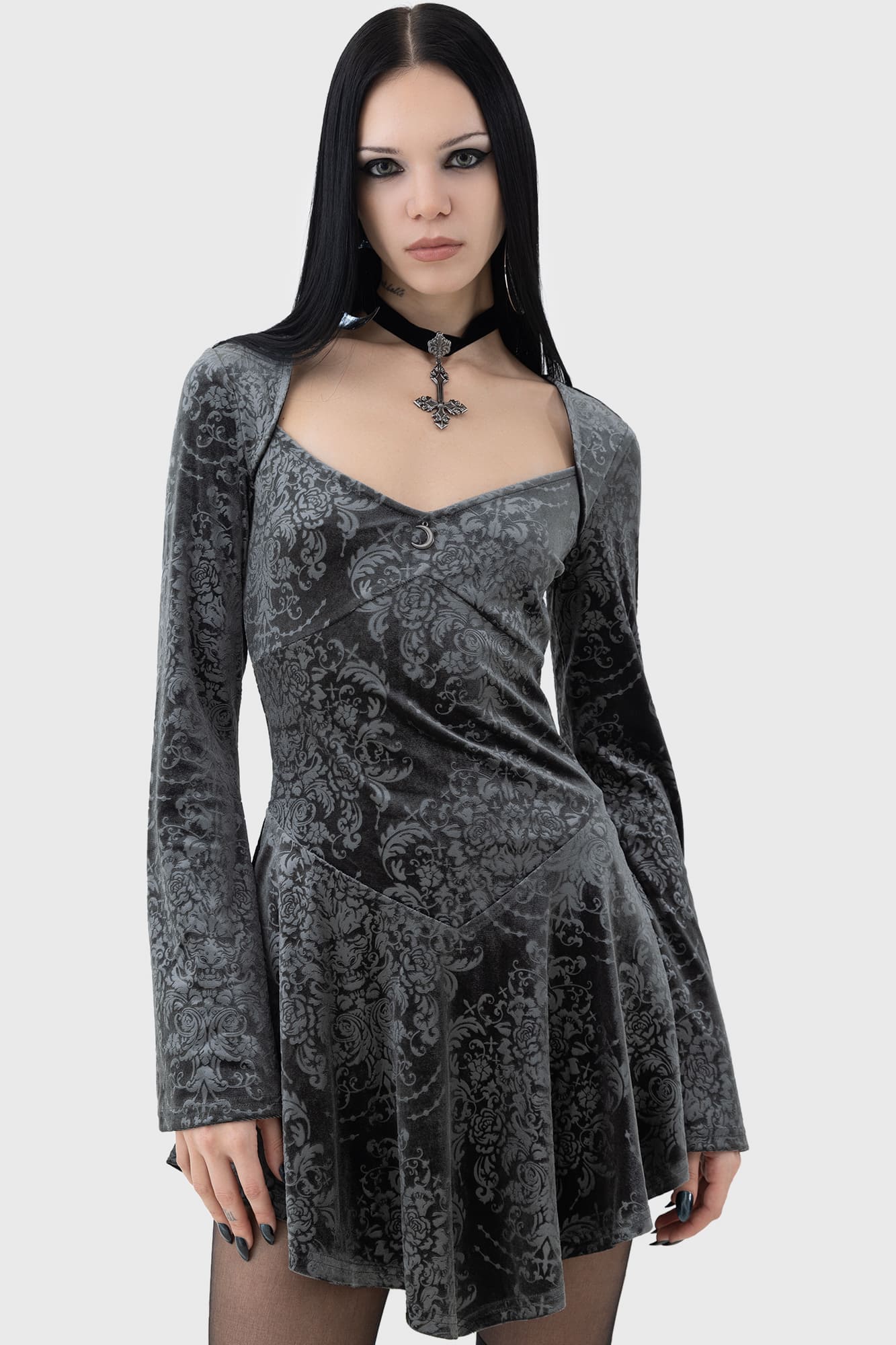 Graues, kurzes Samtkleid SORCEROUS DRESS mit Brokatmuster und Mondanhänger von Killstar