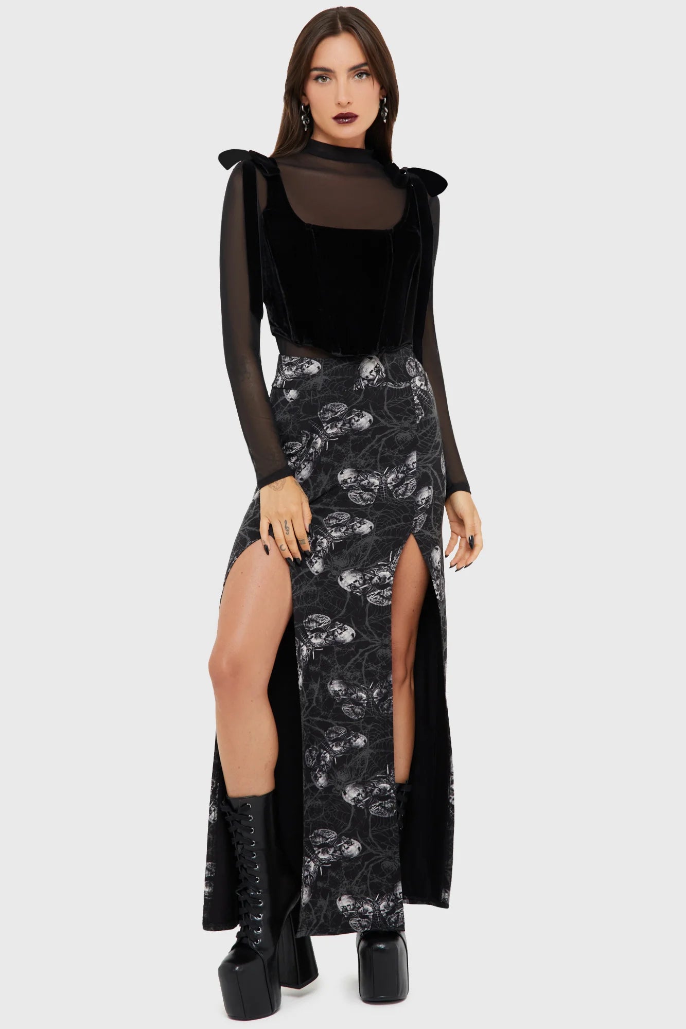 Schwarzer Rock Spidrasica's Web Maxi Skirt mit Motten und Spinnen Print von Killstar