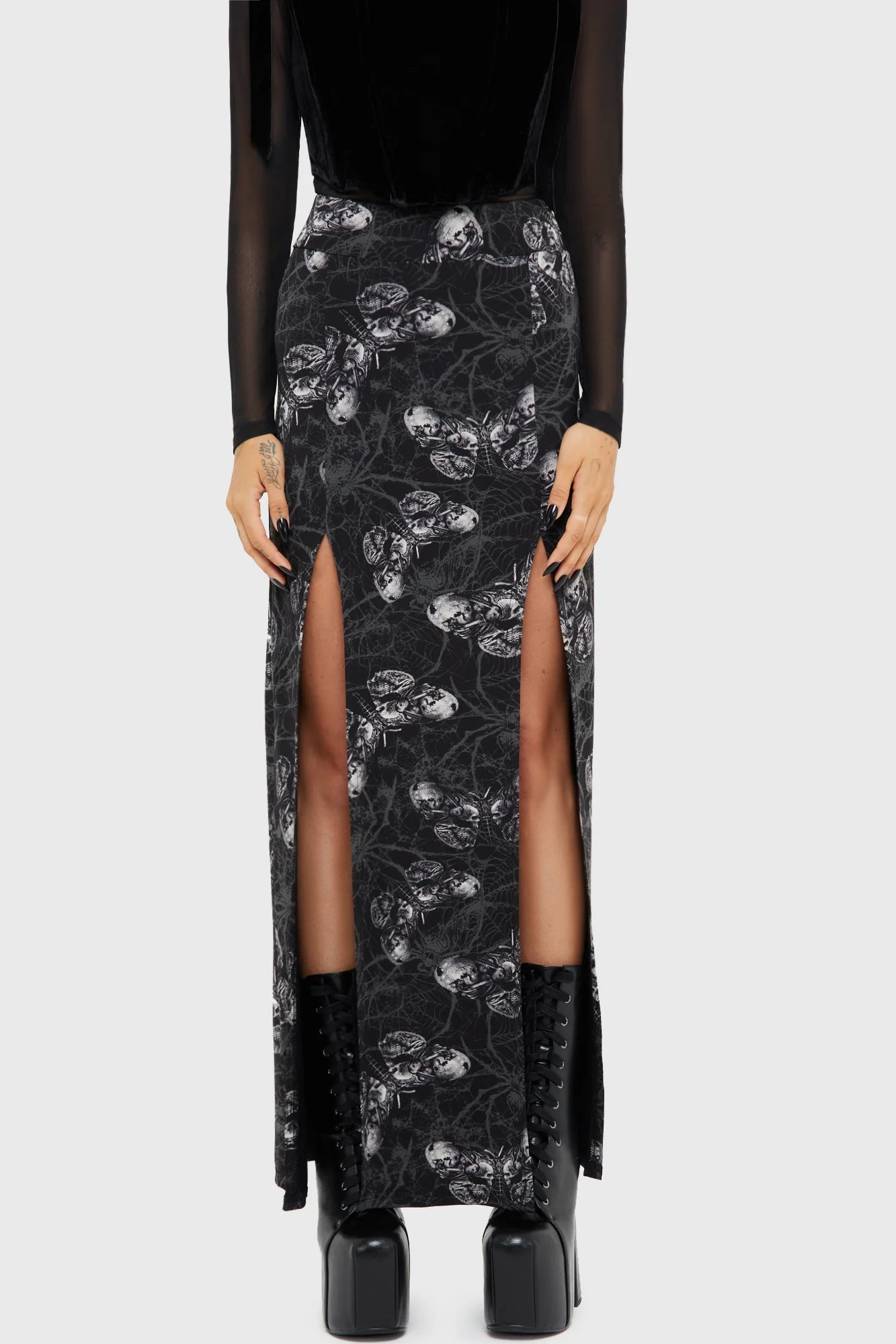 Schwarzer Rock Spidrasica's Web Maxi Skirt mit Motten und Spinnen Print von Killstar