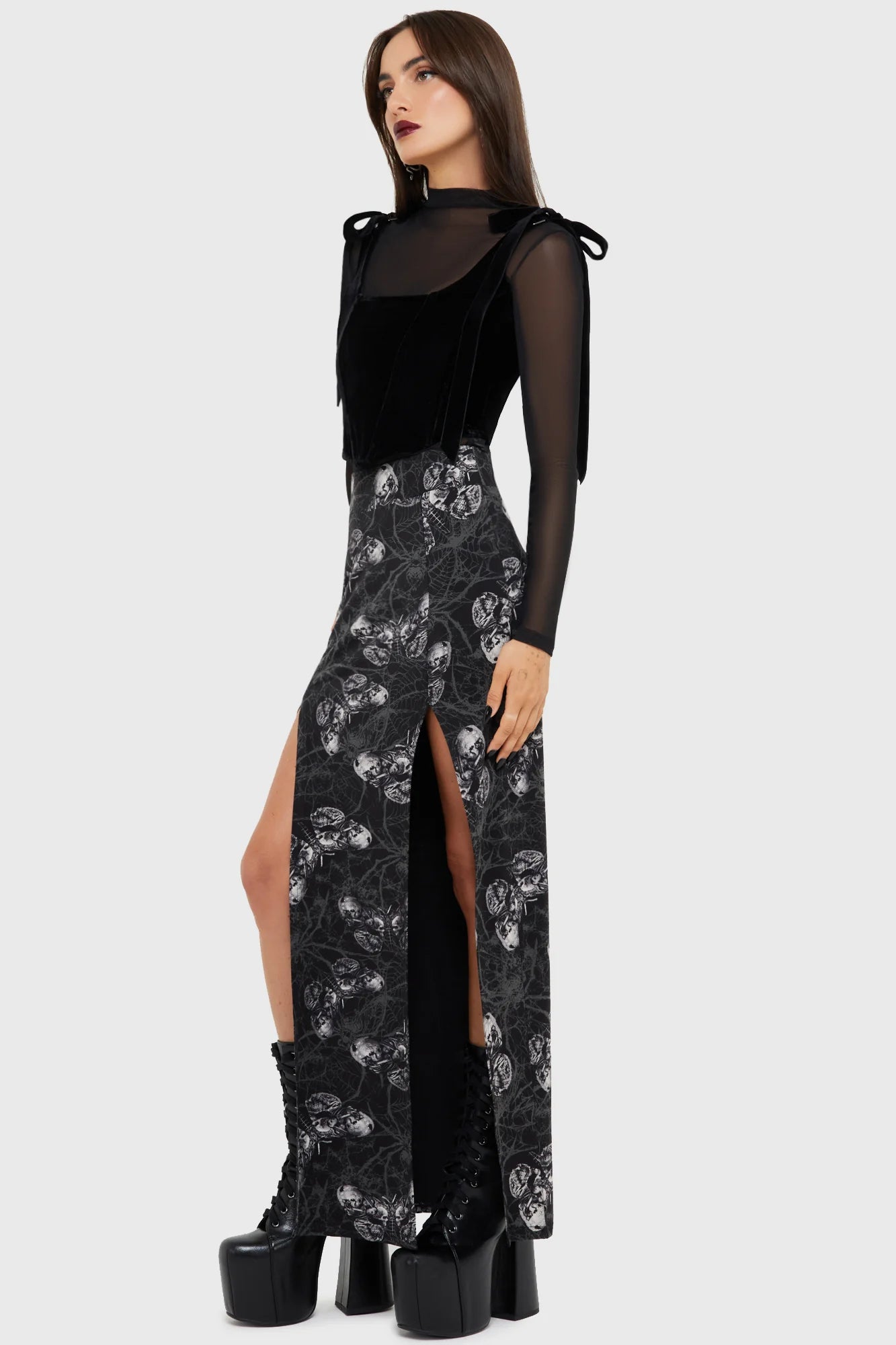 Schwarzer Rock Spidrasica's Web Maxi Skirt mit Motten und Spinnen Print von Killstar