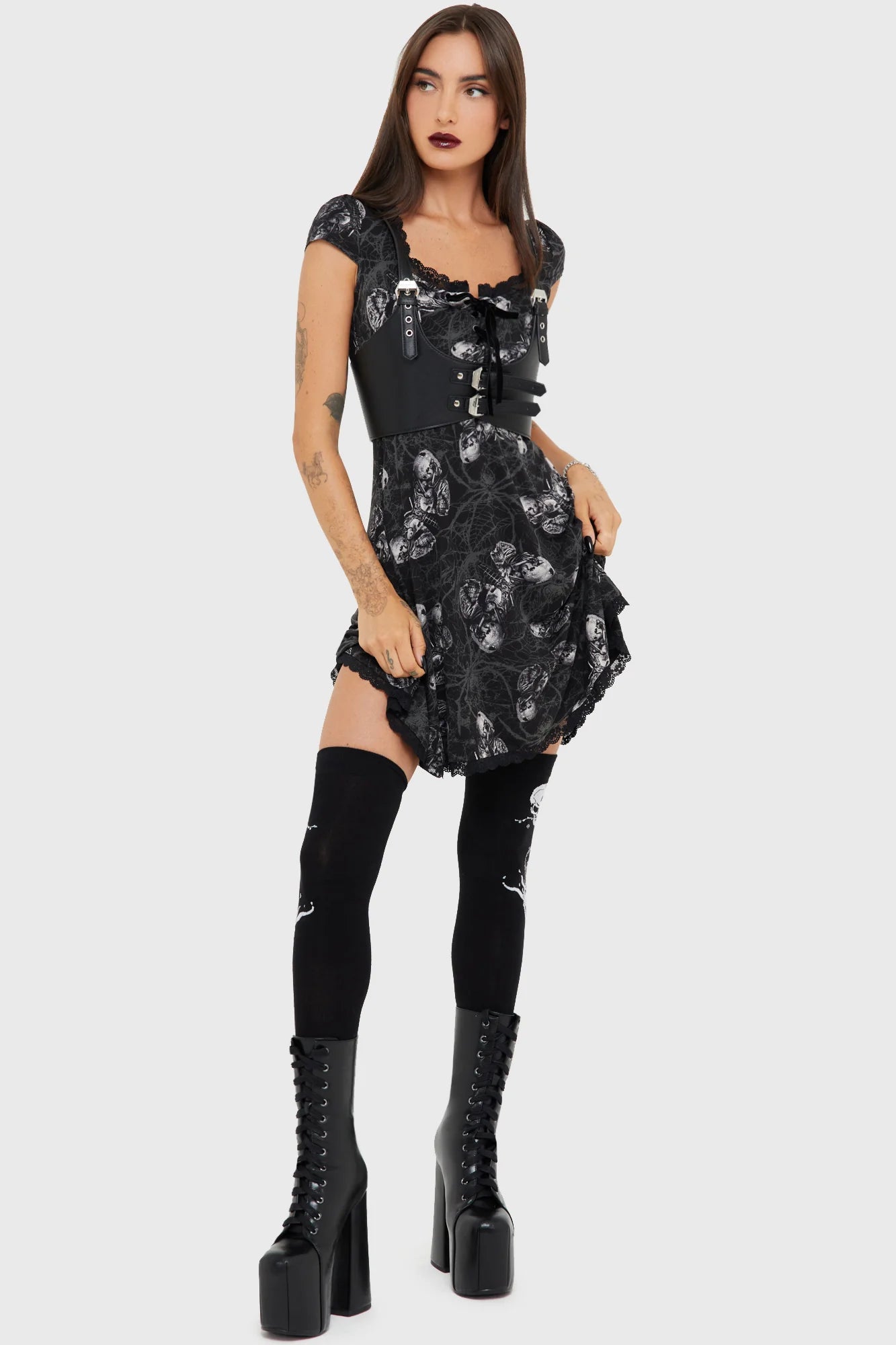 Schwarzes, kurzes Kleid Spidrasica's Web Mini Dress mit Motten und Spinnen Print von Killstar