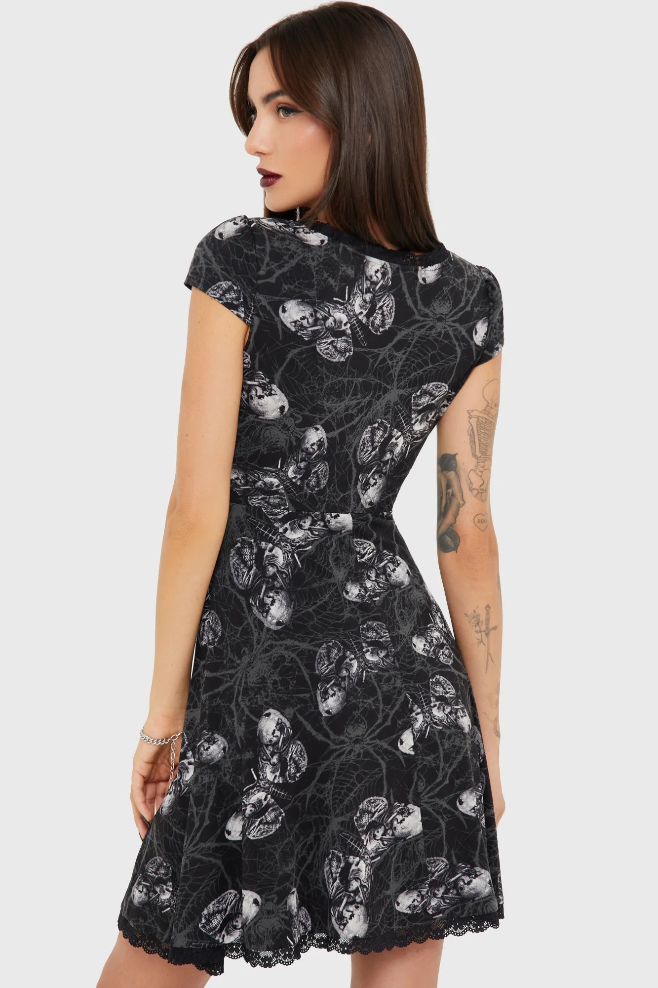 Schwarzes, kurzes Kleid Spidrasica's Web Mini Dress mit Motten und Spinnen Print von Killstar