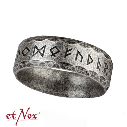 Edelstahlring Runen Atntik Ring von etNox, der die Runen des älteren Futhark der altnordischen Runenreihe zeigt