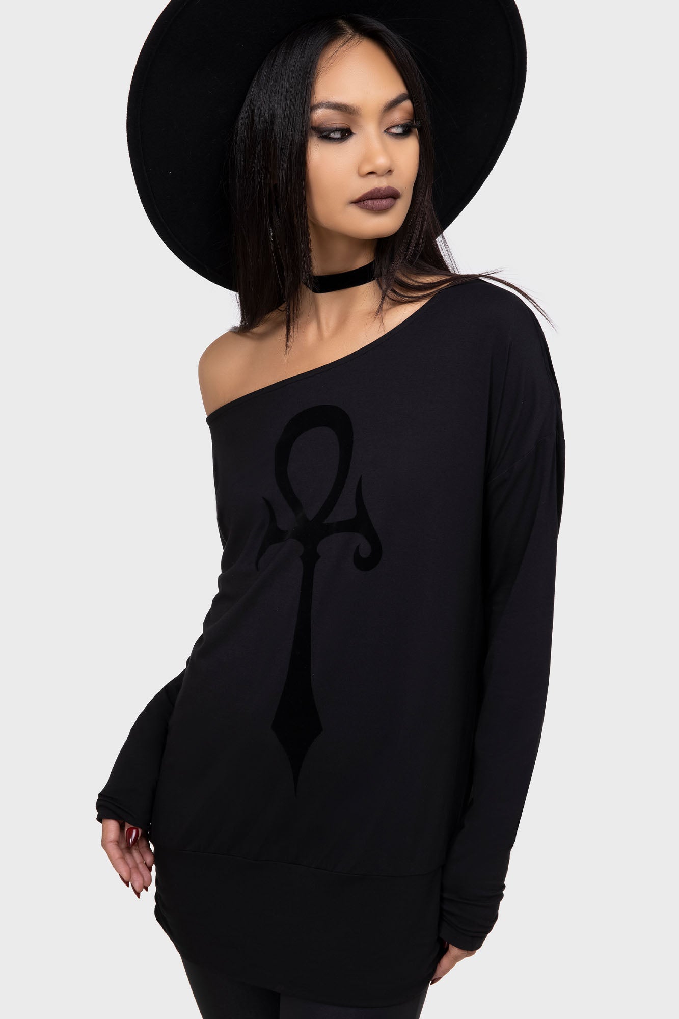 Schwarzes Langarmshirt SATANIC OMEN TOP mit großem Ankh-Print von Killstar