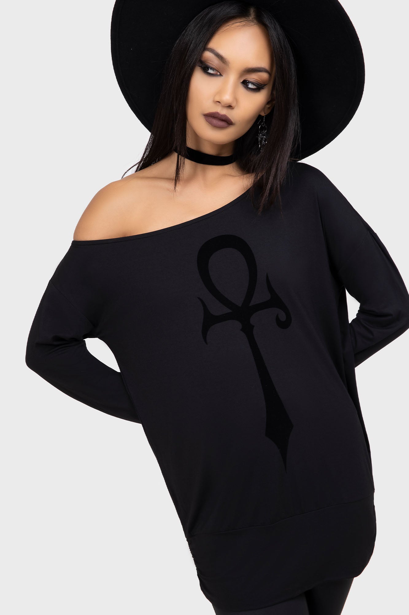 Schwarzes Langarmshirt SATANIC OMEN TOP mit großem Ankh-Print von Killstar