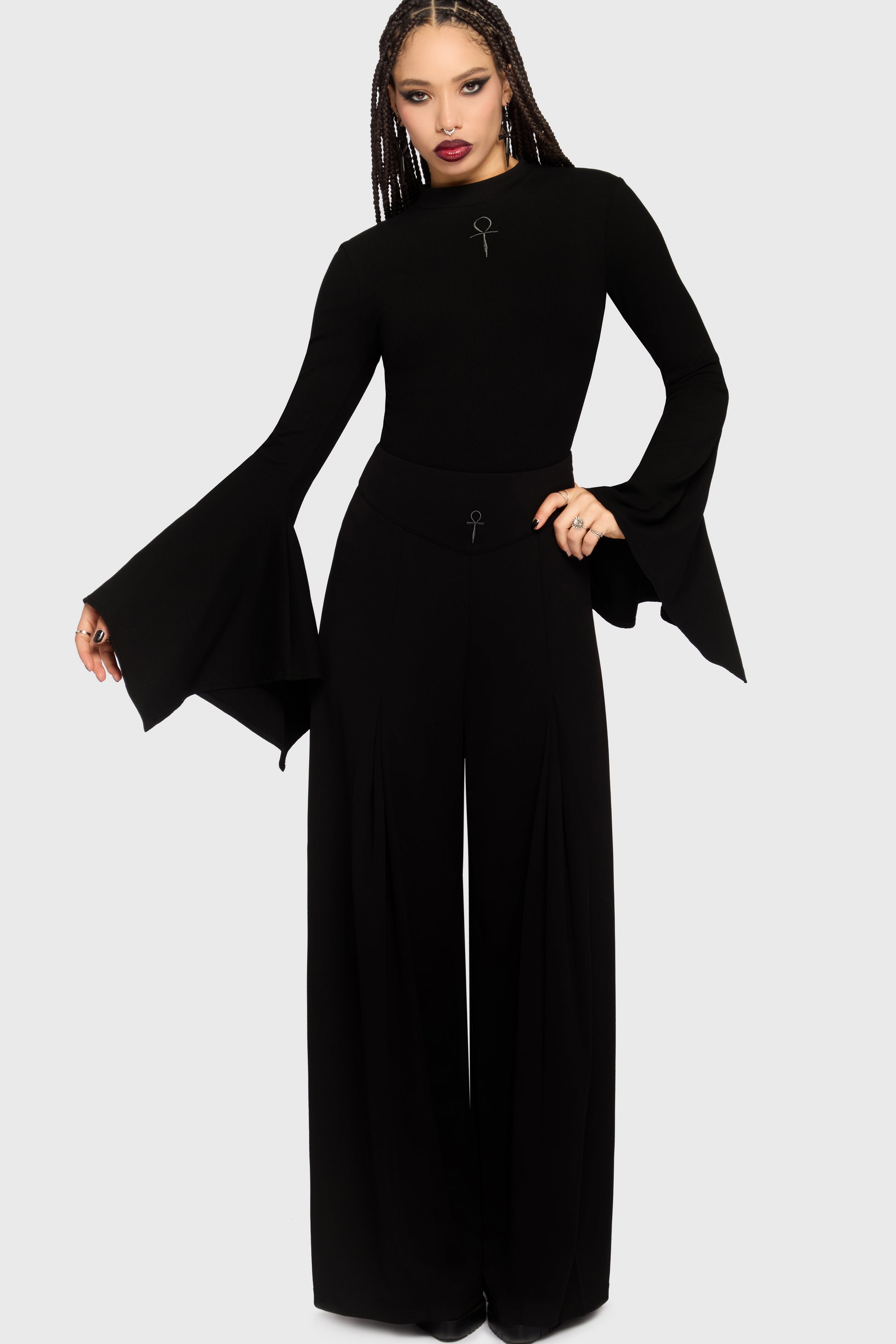 Schwarze Hose Shadow Spire Trousers mit Ankh an der Vorderseite von Killstar