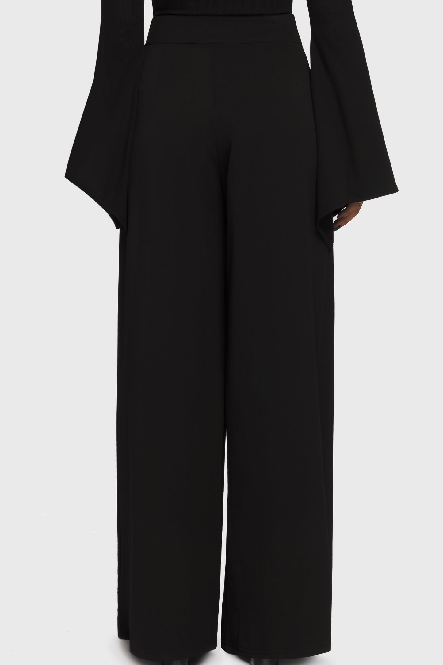 Schwarze Hose Shadow Spire Trousers mit Ankh an der Vorderseite von Killstar