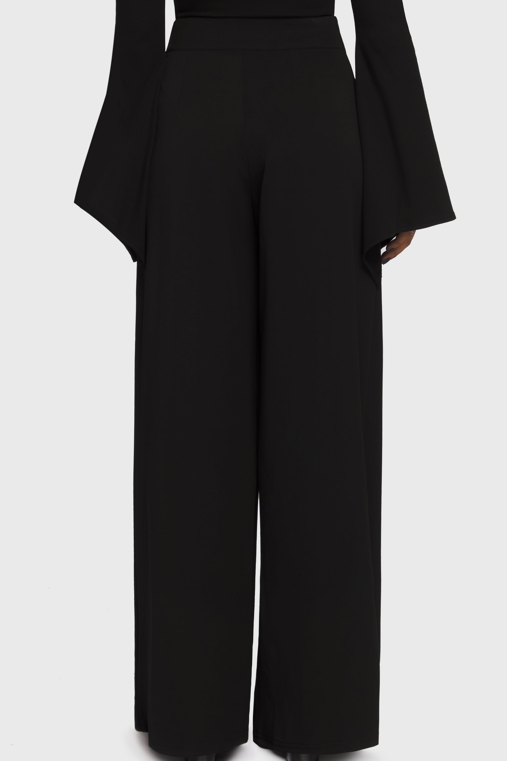 Schwarze Hose Shadow Spire Trousers mit Ankh an der Vorderseite von Killstar