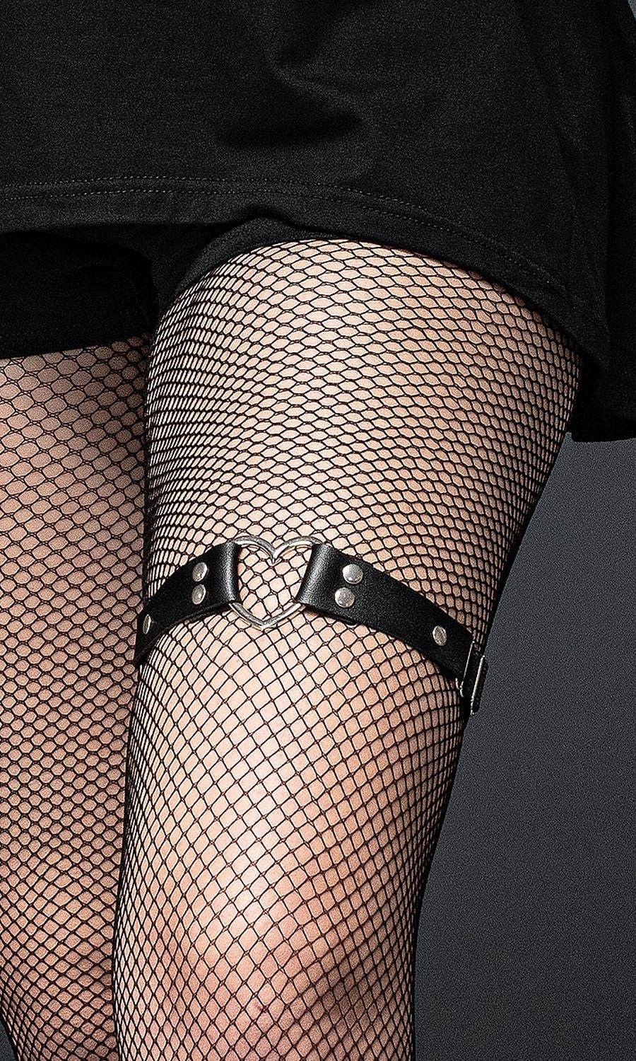 Schwarzes Beinholster Simple Heart Leg Garter mit Herzring von Queen of Darkness