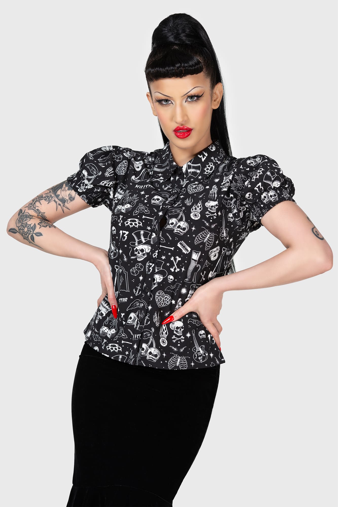 Schwarzes Shirt THE HEAT BUTTON UP TOP mit weißem, kleinen Allover-Print im Rockabilly-Style von Killstar