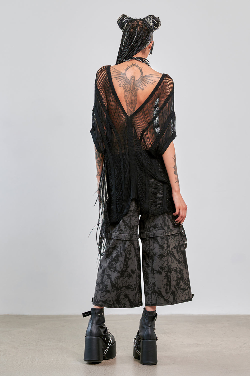 Schwarzes lockeres Oberteil MIDNIGHT THREADS TOP mit Meshstoff von Banned