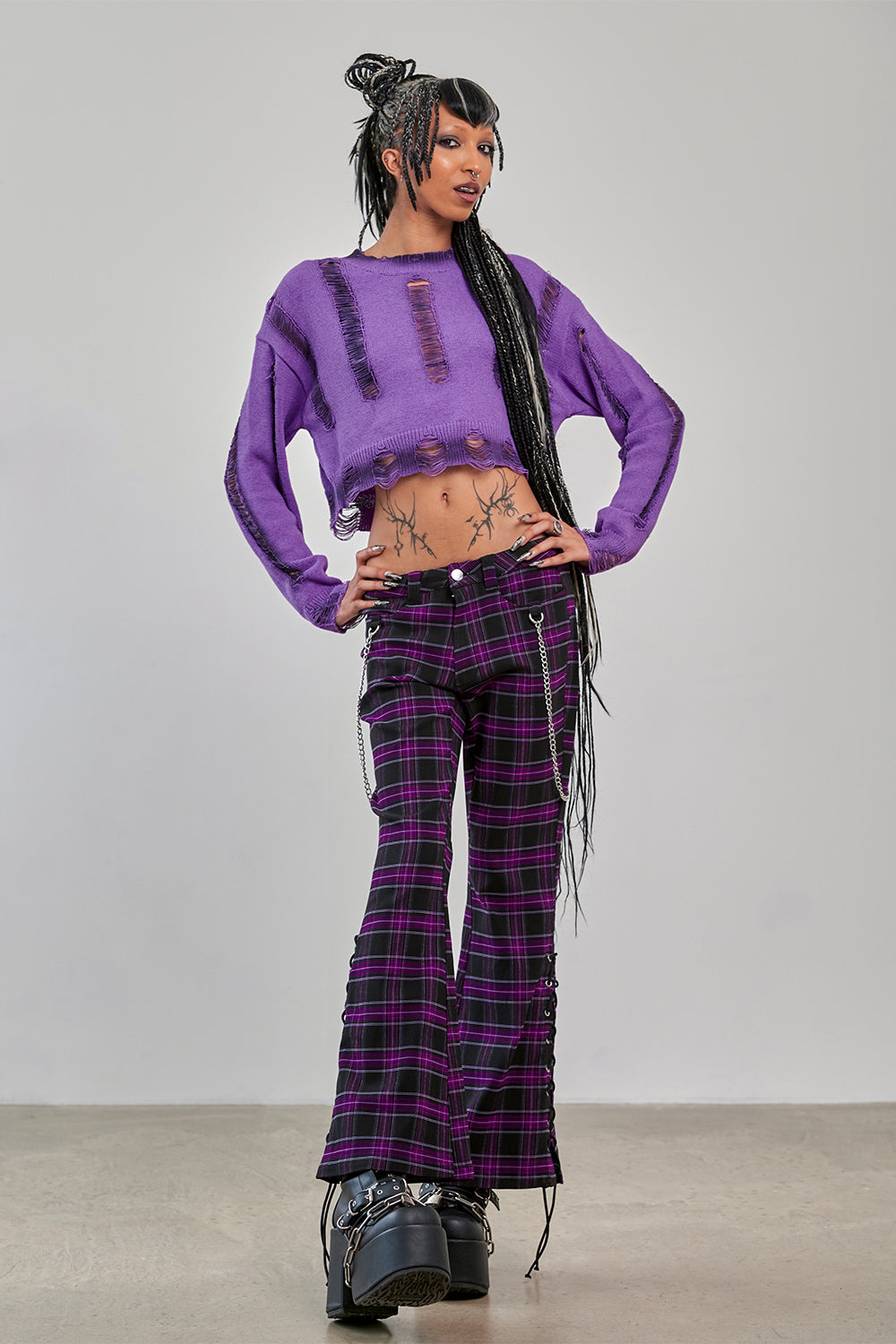 Lila/Schwarze Hose SCARLETT VIXEN TROUSERS mit Tartanmuster von Banned
