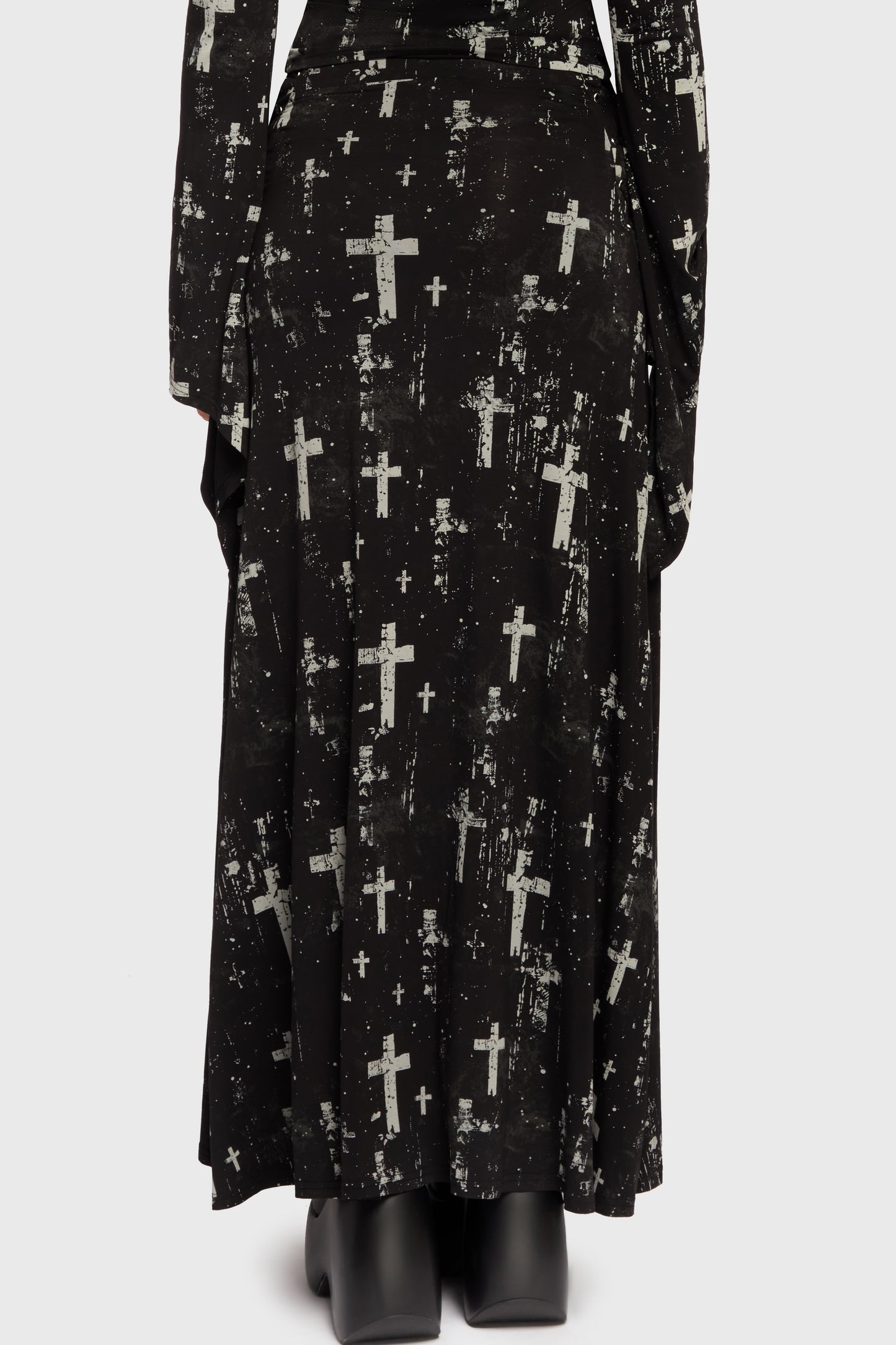 Schwarzer Rock Tenebris Chapel Maxi Skirt mit Kreuzprint von Killstar