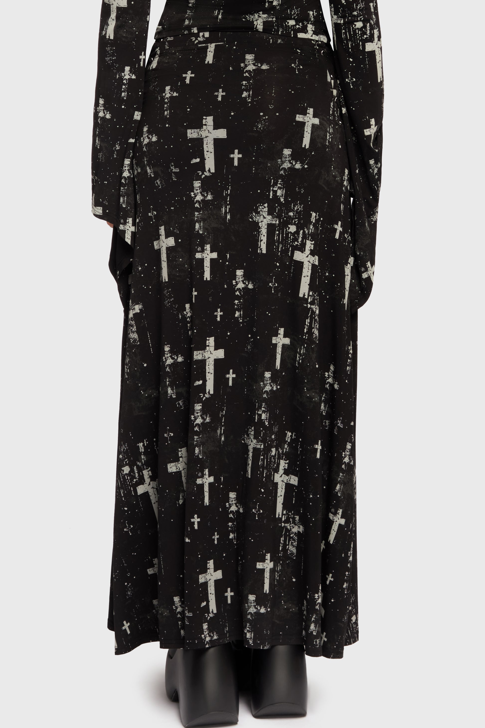 Schwarzer Rock Tenebris Chapel Maxi Skirt mit Kreuzprint von Killstar