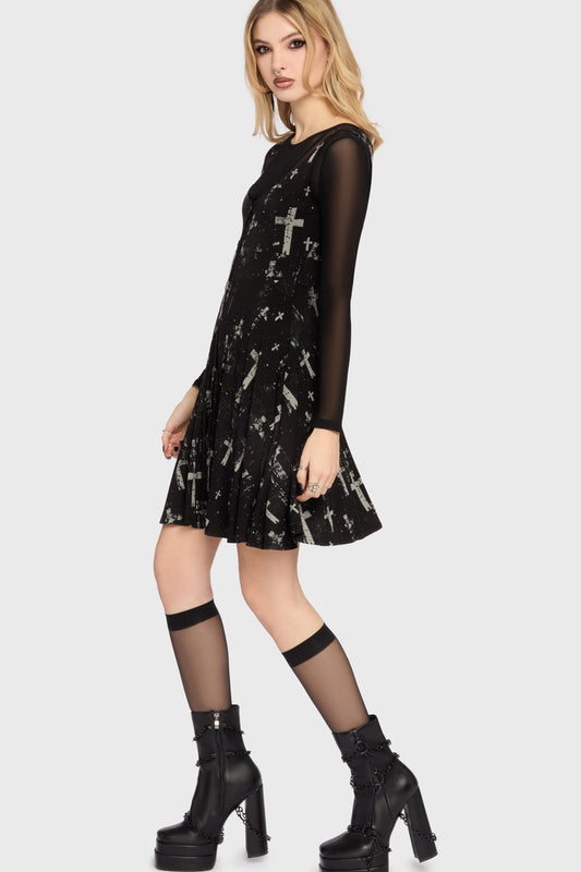 Schwarzes Kleid Tenebris Chapel Mini Dress mit Kreuzprint und Knöpfen an der Vorderseite von Killstar