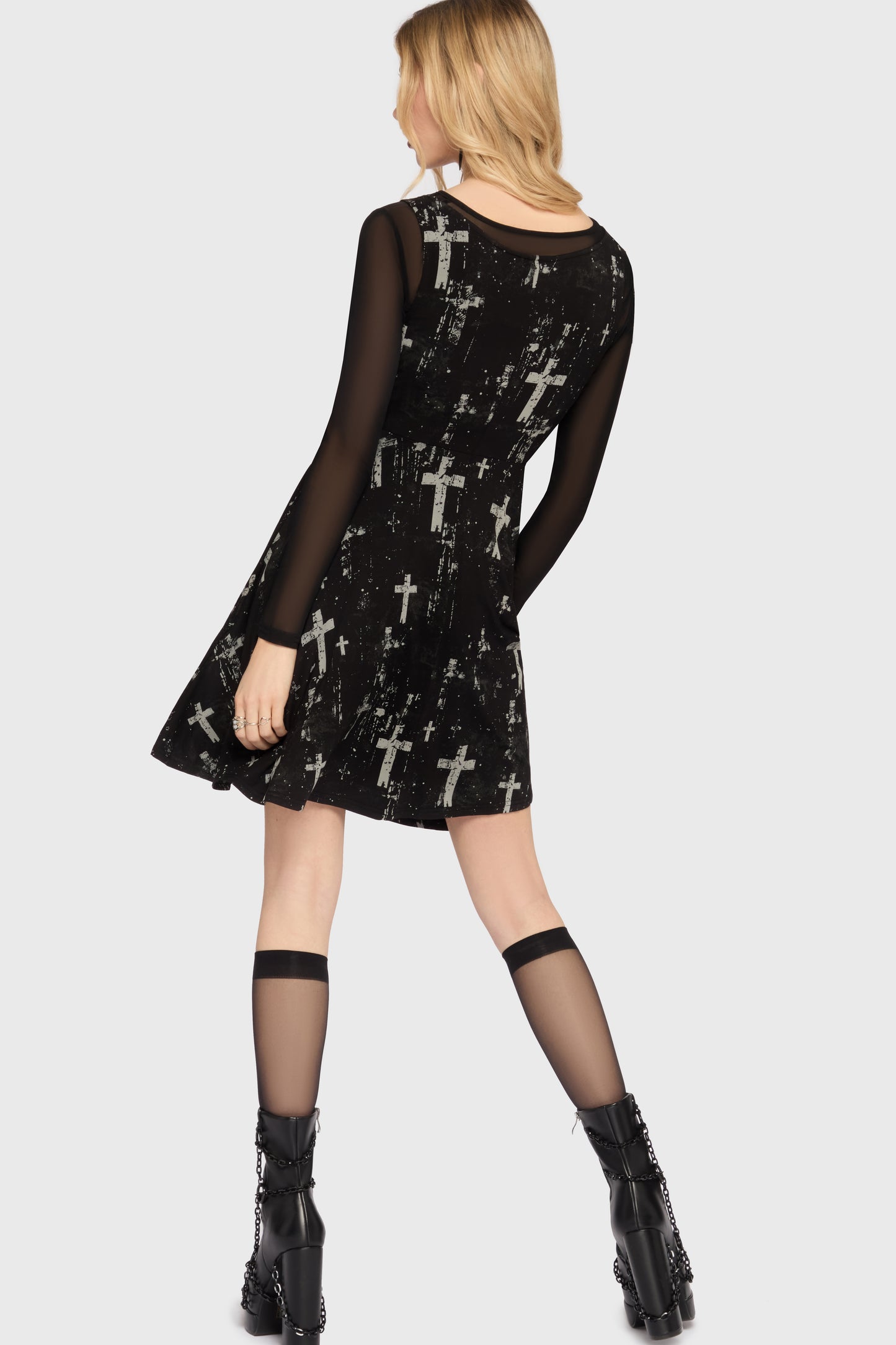 Schwarzes Kleid Tenebris Chapel Mini Dress mit Kreuzprint und Knöpfen an der Vorderseite von Killstar