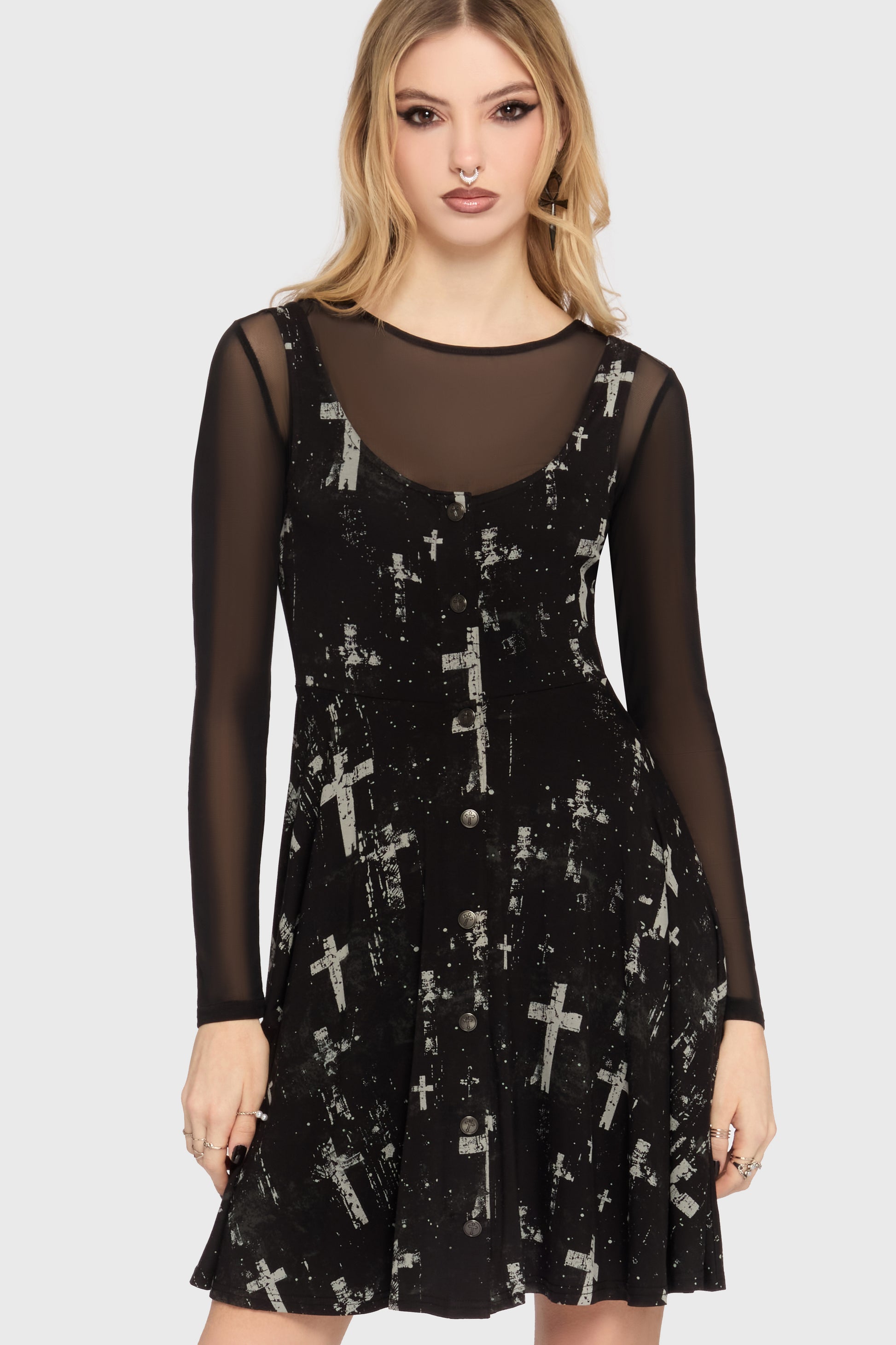 Schwarzes Kleid Tenebris Chapel Mini Dress mit Kreuzprint und Knöpfen an der Vorderseite von Killstar