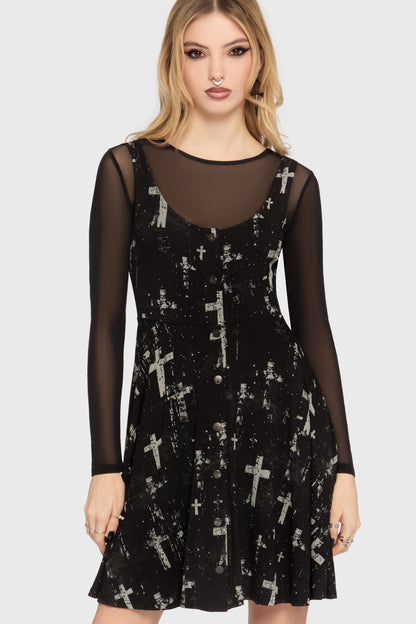 Schwarzes Kleid Tenebris Chapel Mini Dress mit Kreuzprint und Knöpfen an der Vorderseite von Killstar