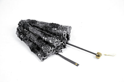 Schwarz/Weißer Sonnenschirm The Secret Garden Parasol floraler Stickerei von Dark In Love