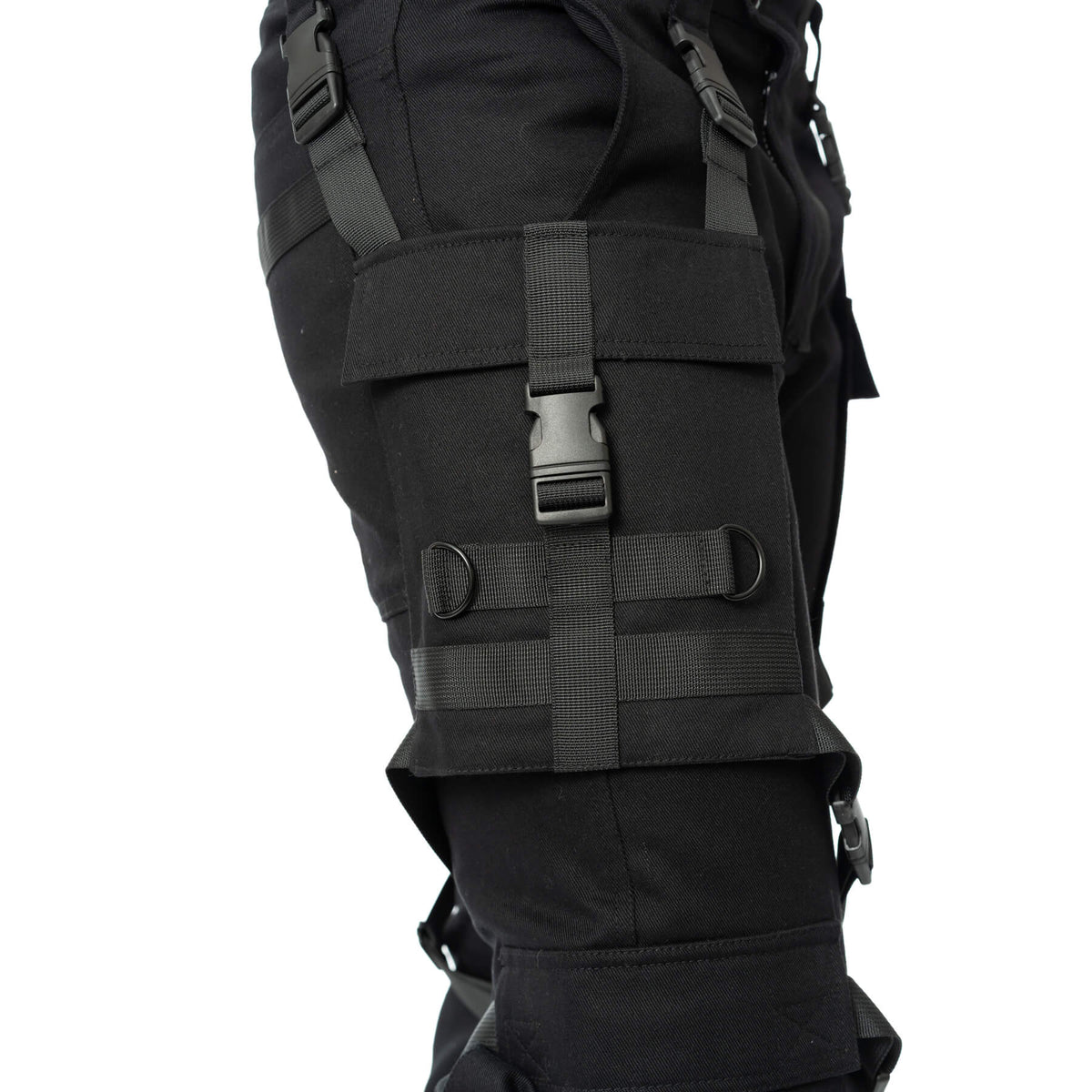 Schwarze Hose URBAN PANTS mit Riemenapplikationen und mehreren Taschen von Chemical Black