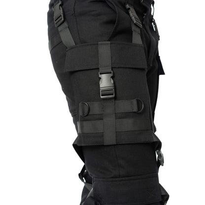 Schwarze Hose URBAN PANTS mit Riemenapplikationen und mehreren Taschen von Chemical Black