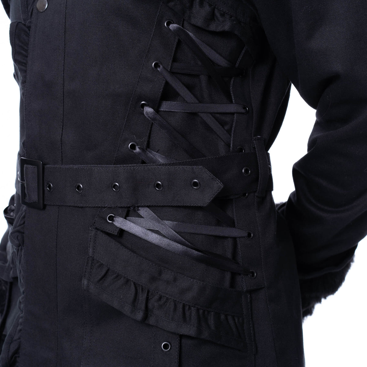 Lange schwarze Jacke VESPERIS JACKET mit veganem Fellbesatz und Schnürrung am Rücken von Poizen Industries