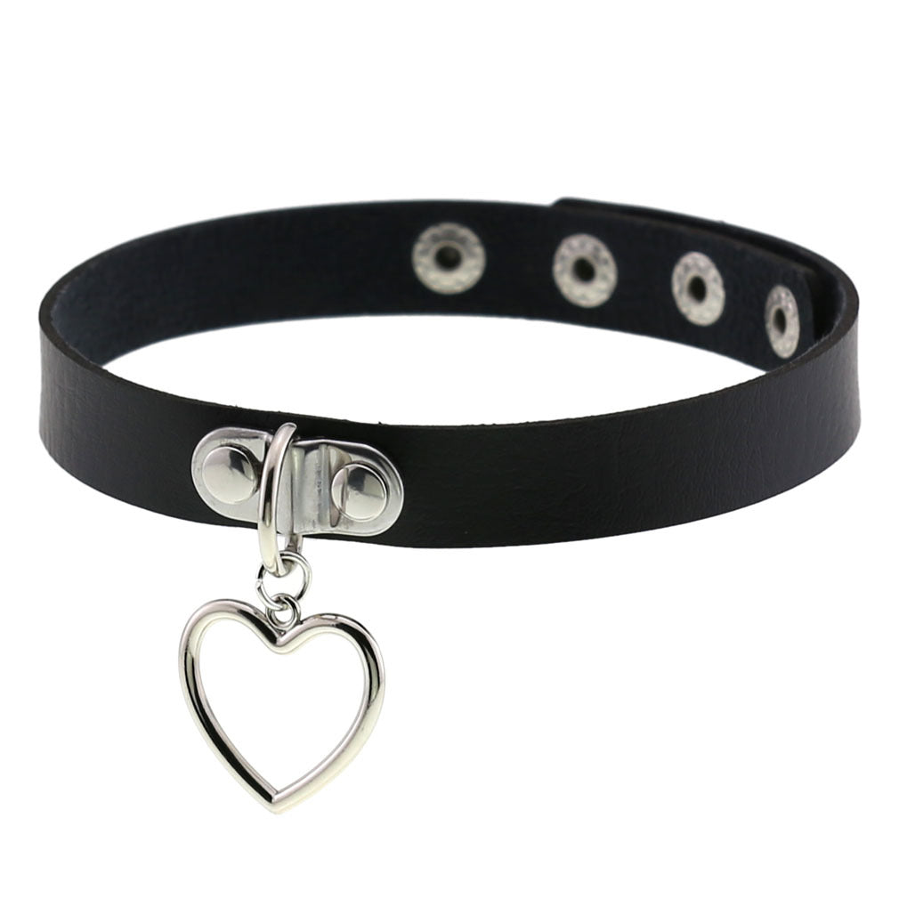 Wide choker with a centrally placed ring