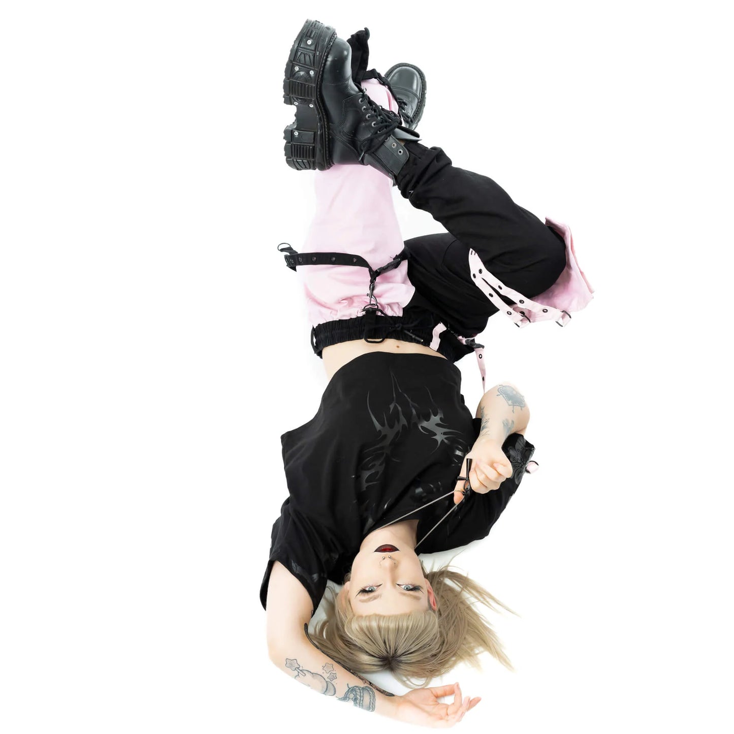 Schwarze/Rosane Hose VOID AND VEIL PANTS mit Riemenapplikationen und Hosentaschen am unterem Bein von Chemical Black