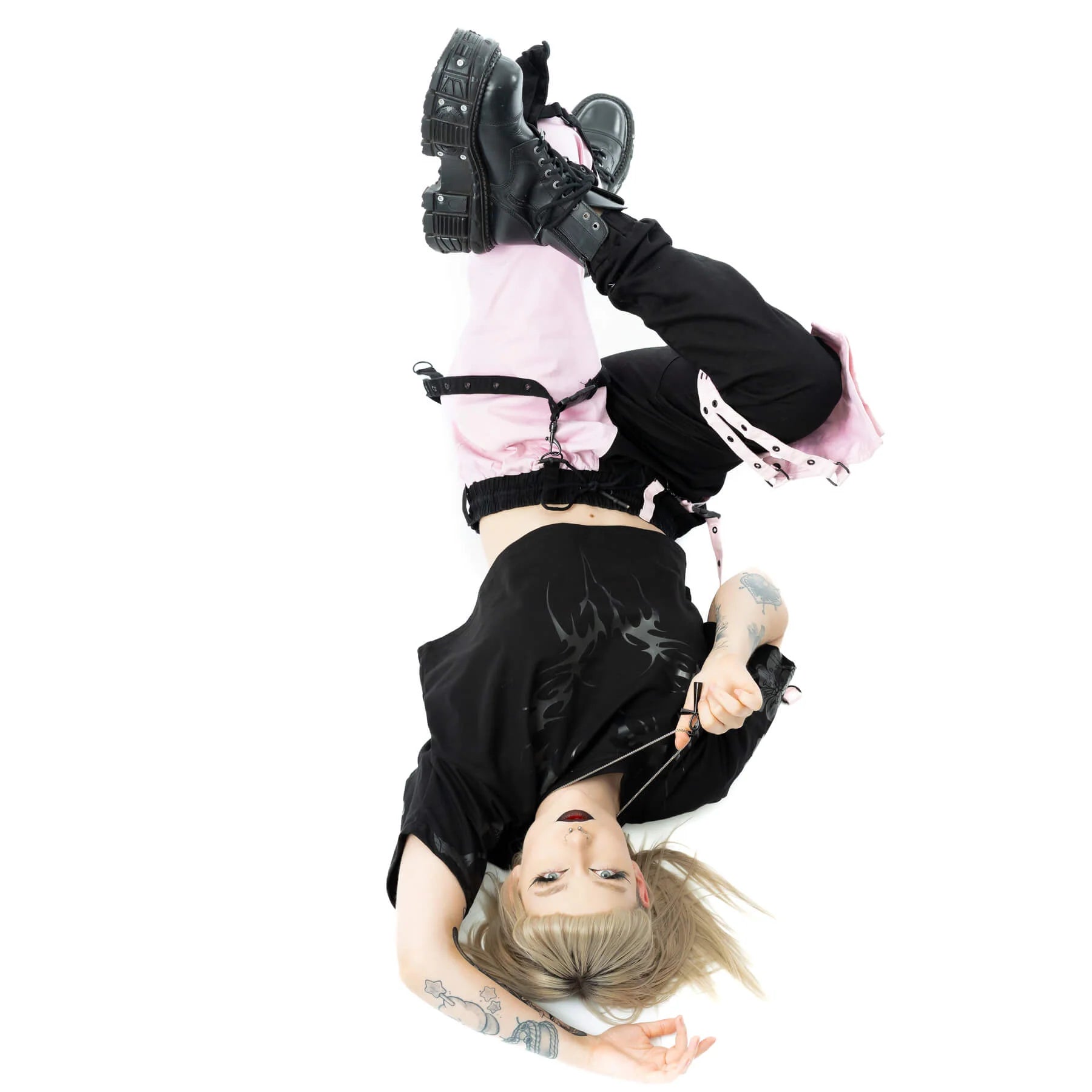 Schwarze/Rosane Hose VOID AND VEIL PANTS mit Riemenapplikationen und Hosentaschen am unterem Bein von Chemical Black