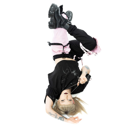 Schwarze/Rosane Hose VOID AND VEIL PANTS mit Riemenapplikationen und Hosentaschen am unterem Bein von Chemical Black