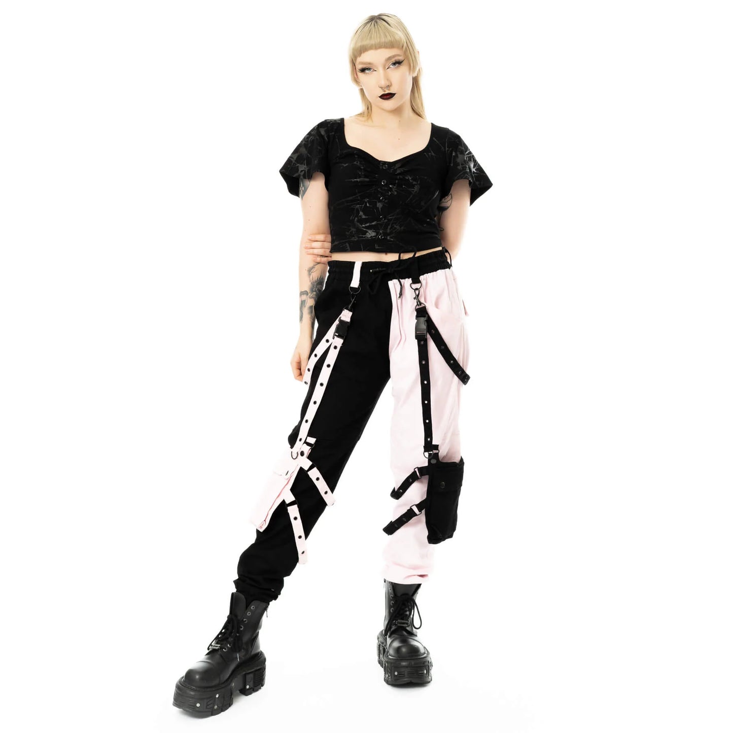 Schwarze/Rosane Hose VOID AND VEIL PANTS mit Riemenapplikationen und Hosentaschen am unterem Bein von Chemical Black